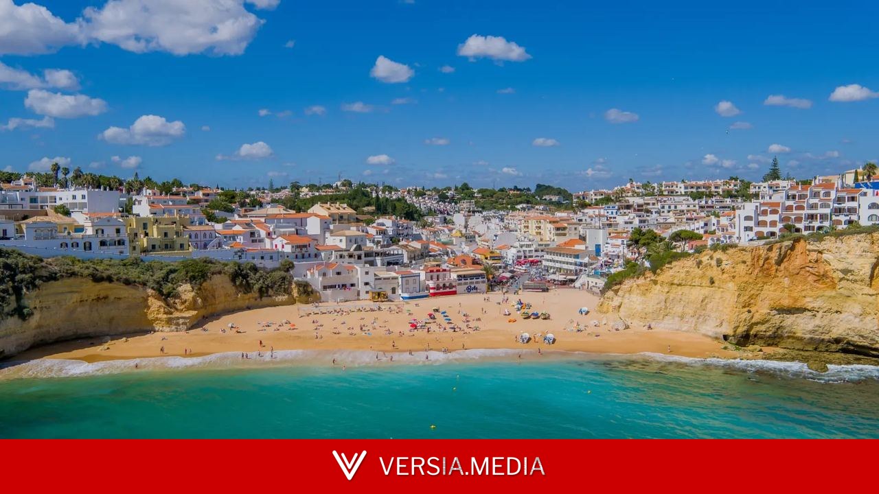 El pueblo de Portugal con casas encaladas que descienden hasta la playa