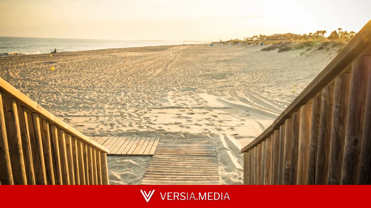 La 'otra Concha' de España: la playa de Huelva que enamora a los vascos por su paseo marítimo y una arena dorada fina