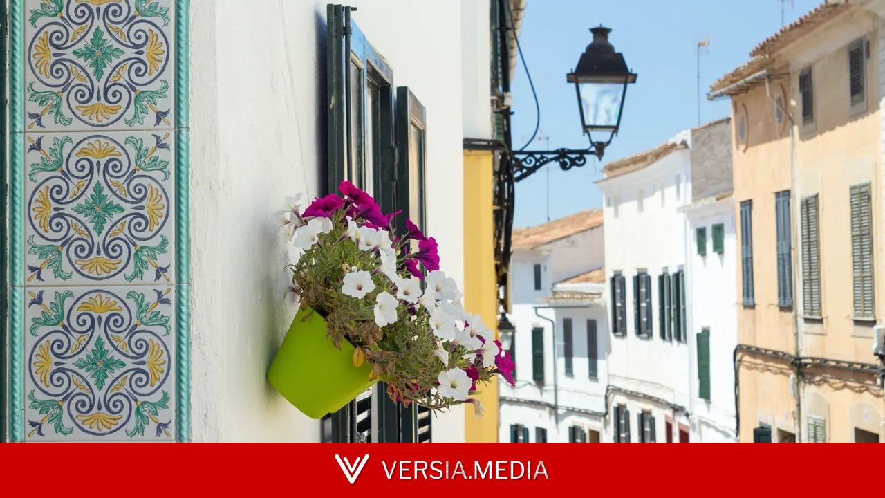 La joya de Menorca: un casco antiguo medieval y la playa más larga de la isla
