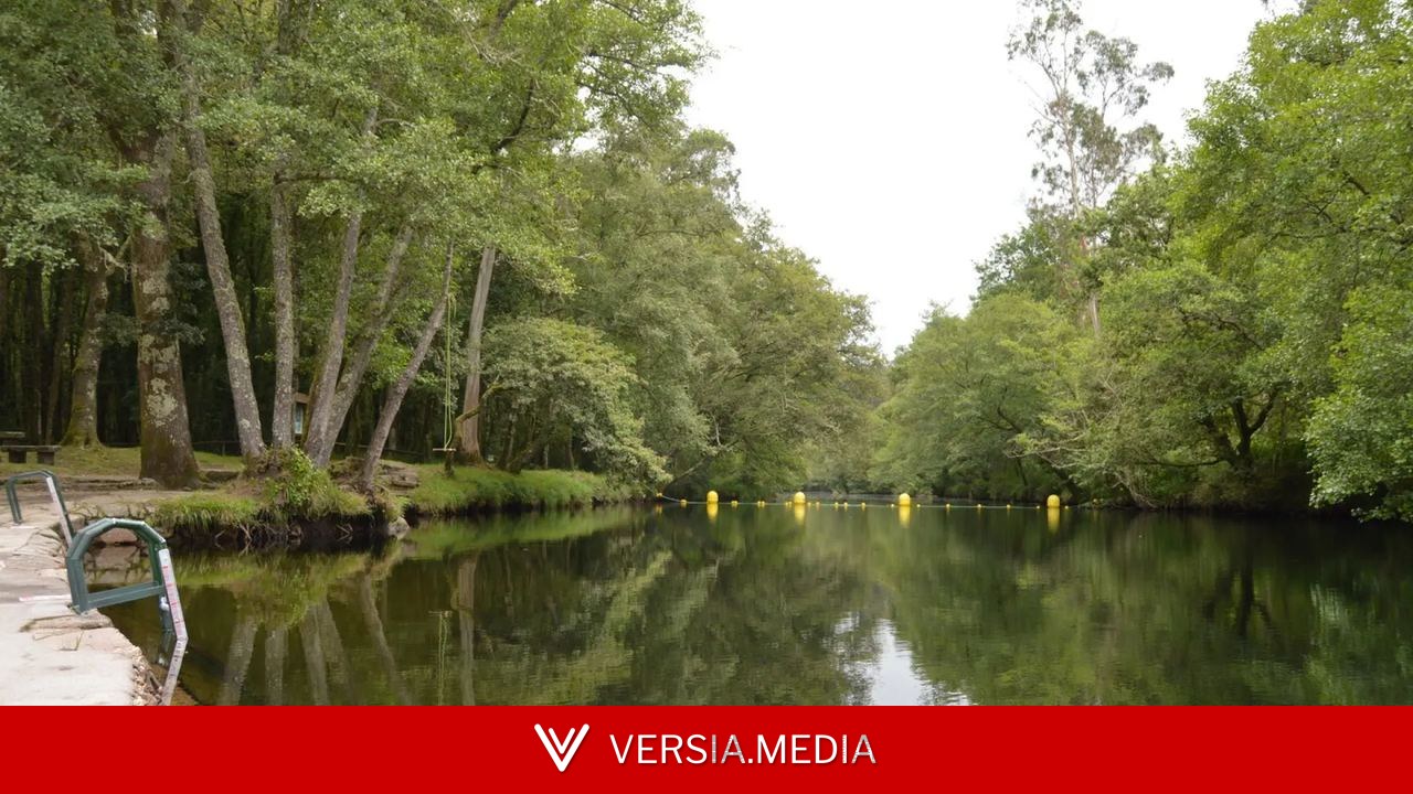 La preciosa playa fluvial de Galicia rodeada de bosques, con bandera azul y aguas de calidad