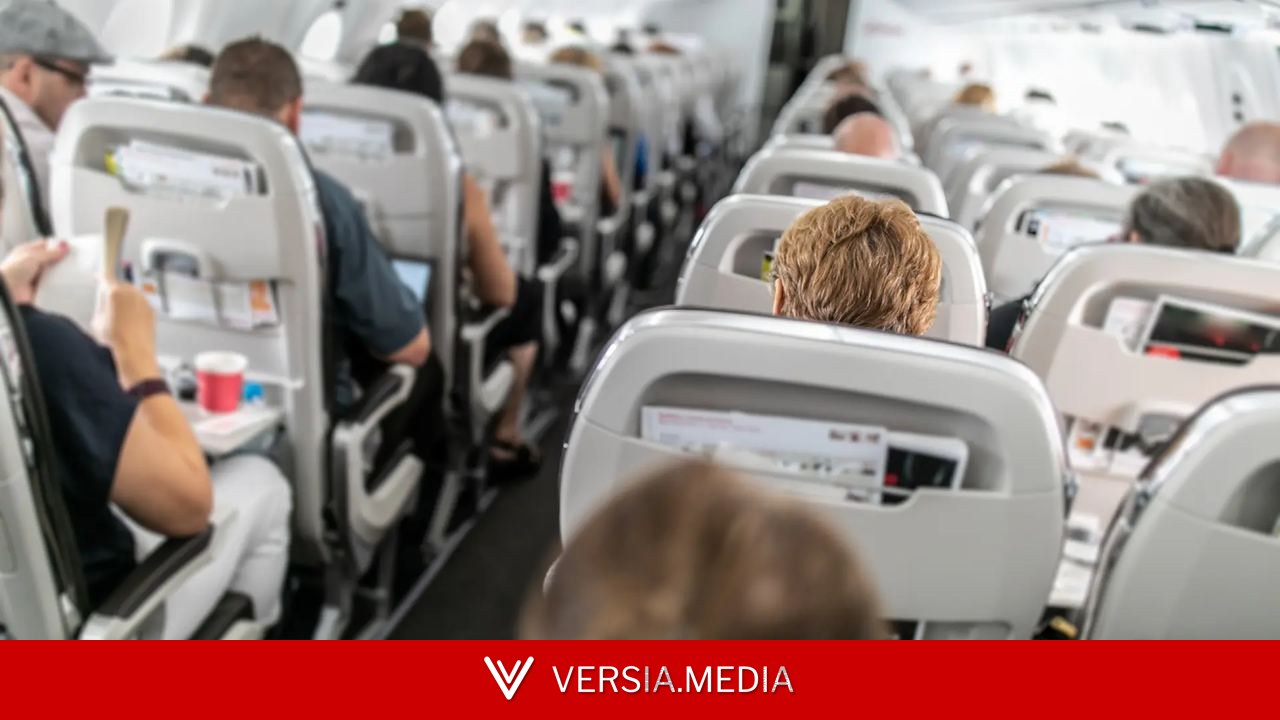 La razón por la que no debes reclinar el asiento en el avión al despegar o al aterrizar: es más peligrosa de lo que crees