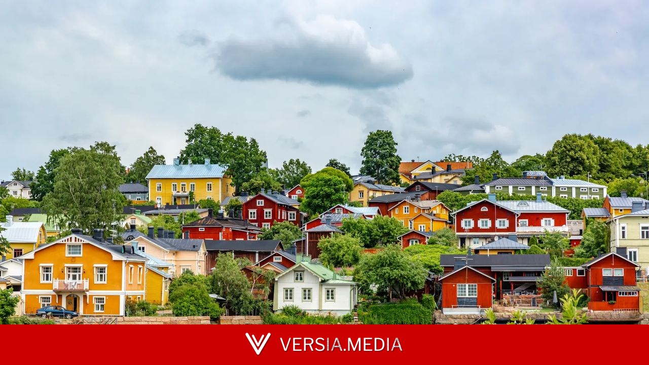 La colorida ciudad de Finlandia con casas de madera perfecta para disfrutar sin multitudes