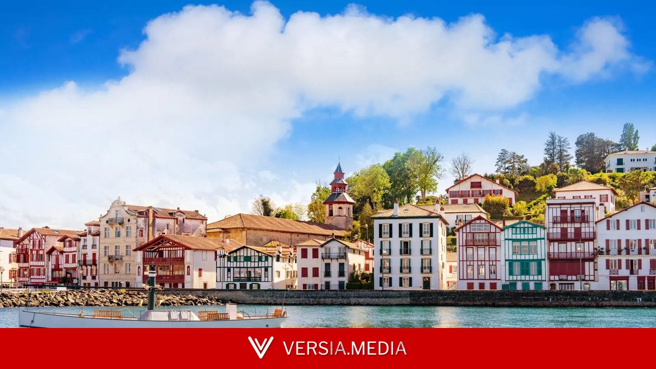 La ciudad de Francia que lo tiene todo: ambiente marinero, casas de colores y una bonita bahía