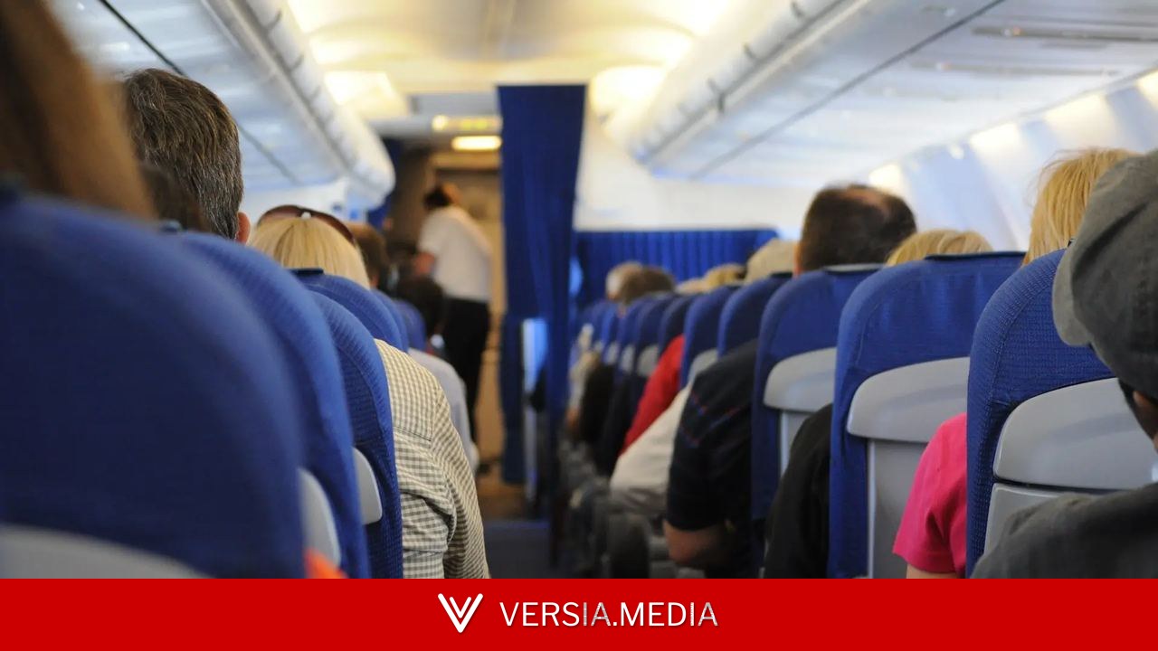 ¿Por qué no debes sentarte en la última fila del avión? Una azafata explica las razones